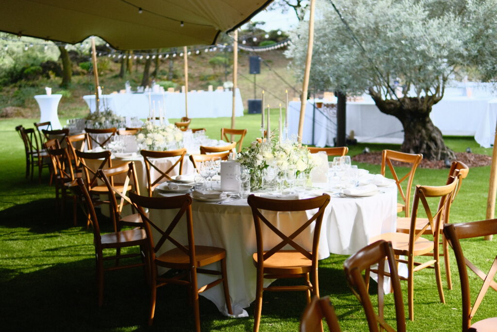 Tables de mariage d&eacute;cor&eacute;es avec fleurs blanches sous une tente au Mas La Solarie en C&eacute;vennes