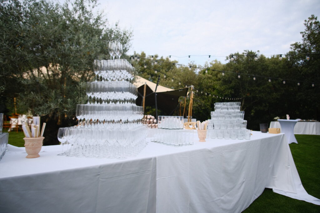 Pyramide de verres &agrave; champagne pour un mariage au Mas La Solarie, lieu de r&eacute;ception dans les C&eacute;vennes avec cadre naturel et authentique.