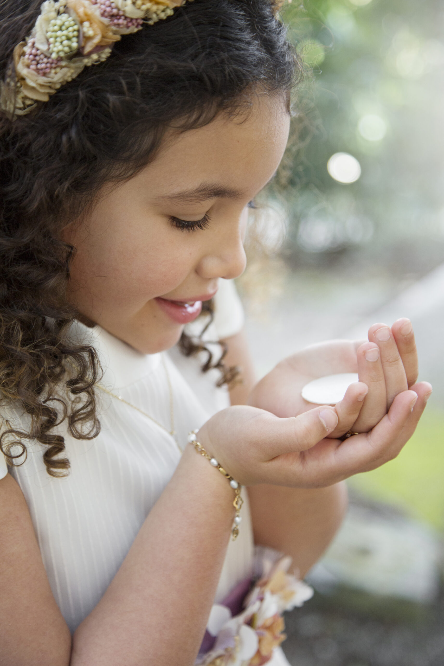 Jeune fille recevant l’hostie lors d’une première communion au Mas La Solarie dans les Cévennes