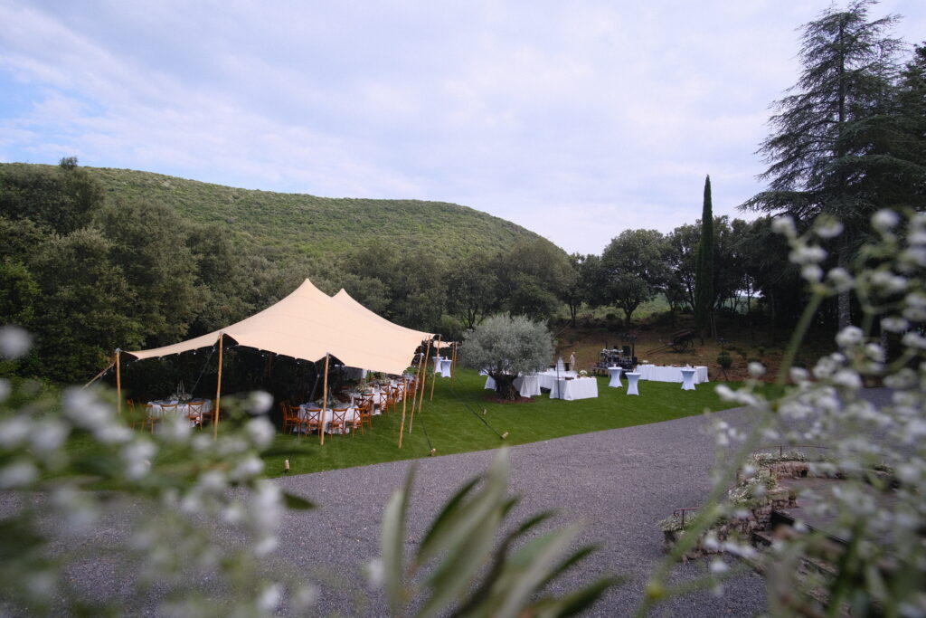 tente nomad pour r&eacute;ception de mariage au Mas La Solarie pr&egrave;s d&rsquo;Anduze, sur la pelouse entour&eacute;e d&rsquo;arbres dans les C&eacute;vennes.