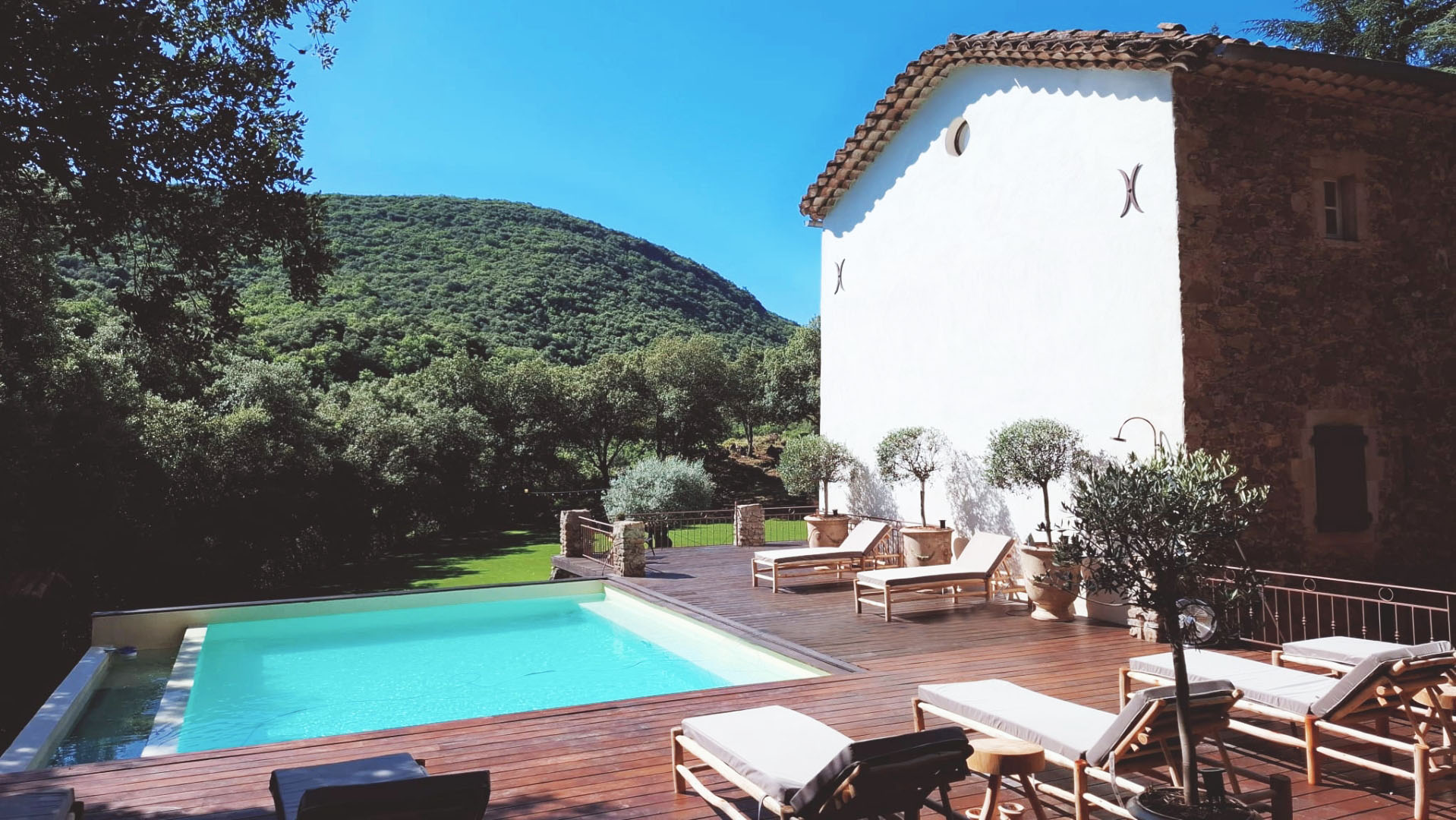 Piscine du Mas La Solarie – Mariage Cévennes Piscine et terrasse du Mas La Solarie, lieu de mariage et réception dans les Cévennes