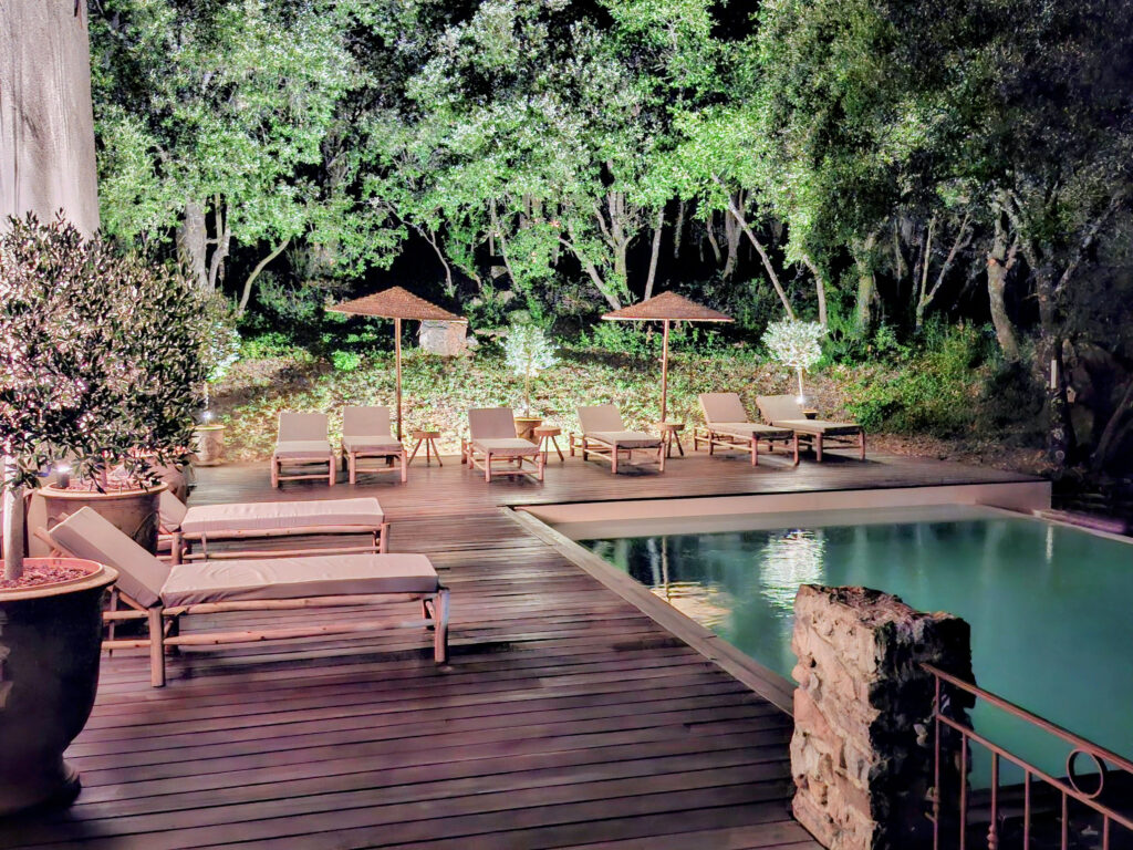 Piscine &eacute;clair&eacute;e de nuit au Mas La Solarie avec terrasse en bois, lieu de mariage et r&eacute;ception dans les C&eacute;vennes