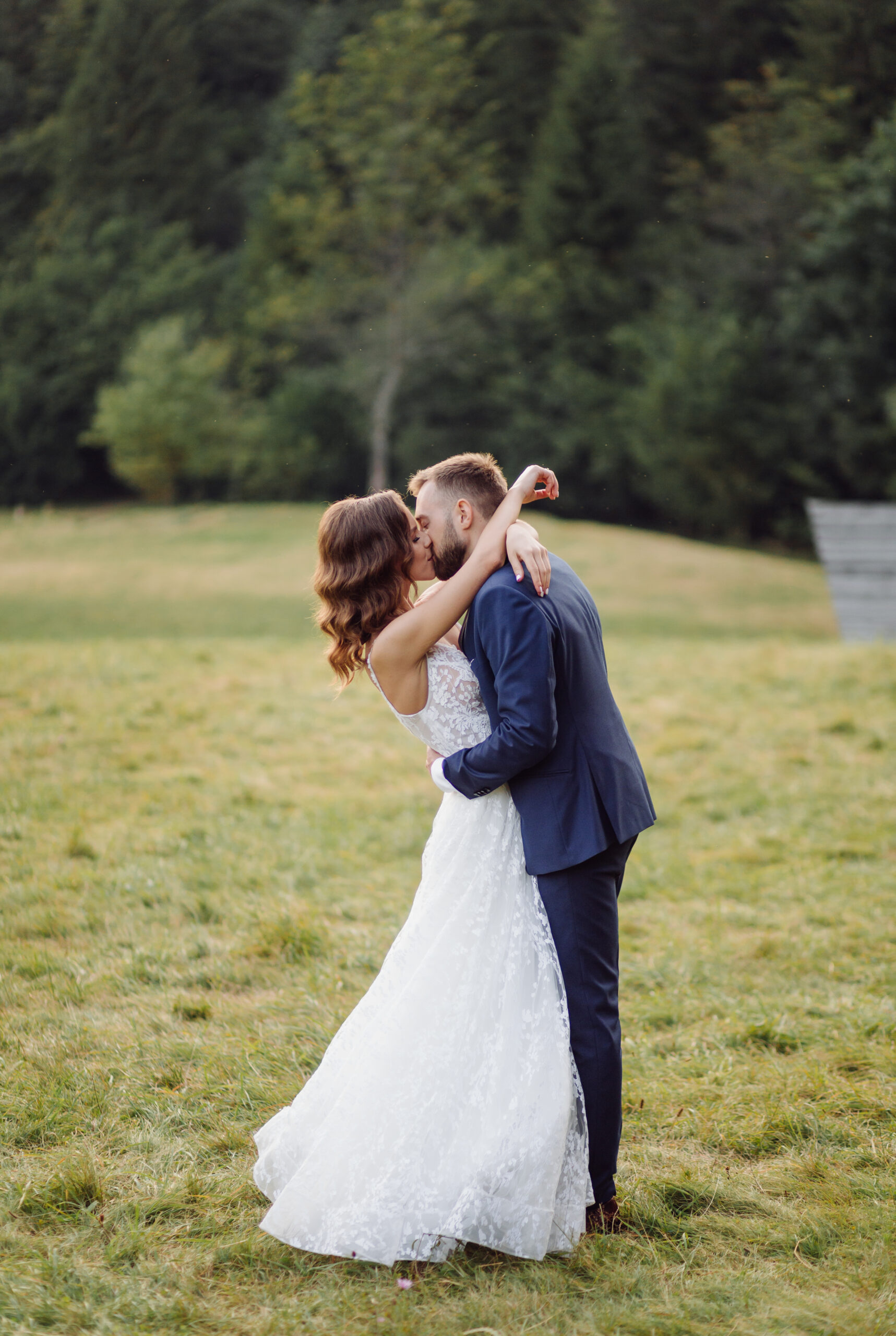 Mariés au Mas La Solarie – Mariage Cévennes Couple de mariés s’embrassant en extérieur au Mas La Solarie, lieu de mariage dans les Cévennes