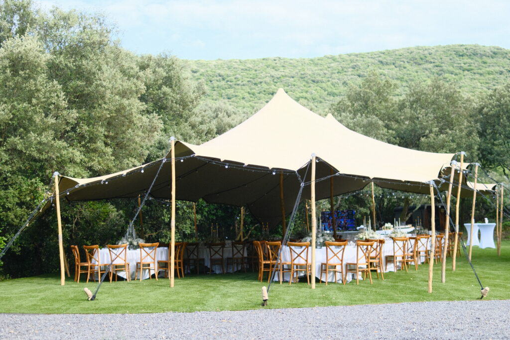 tente de r&eacute;ception mariage Mas La Solarie Anduze C&eacute;vennes avec tables d&eacute;cor&eacute;es en ext&eacute;rieur