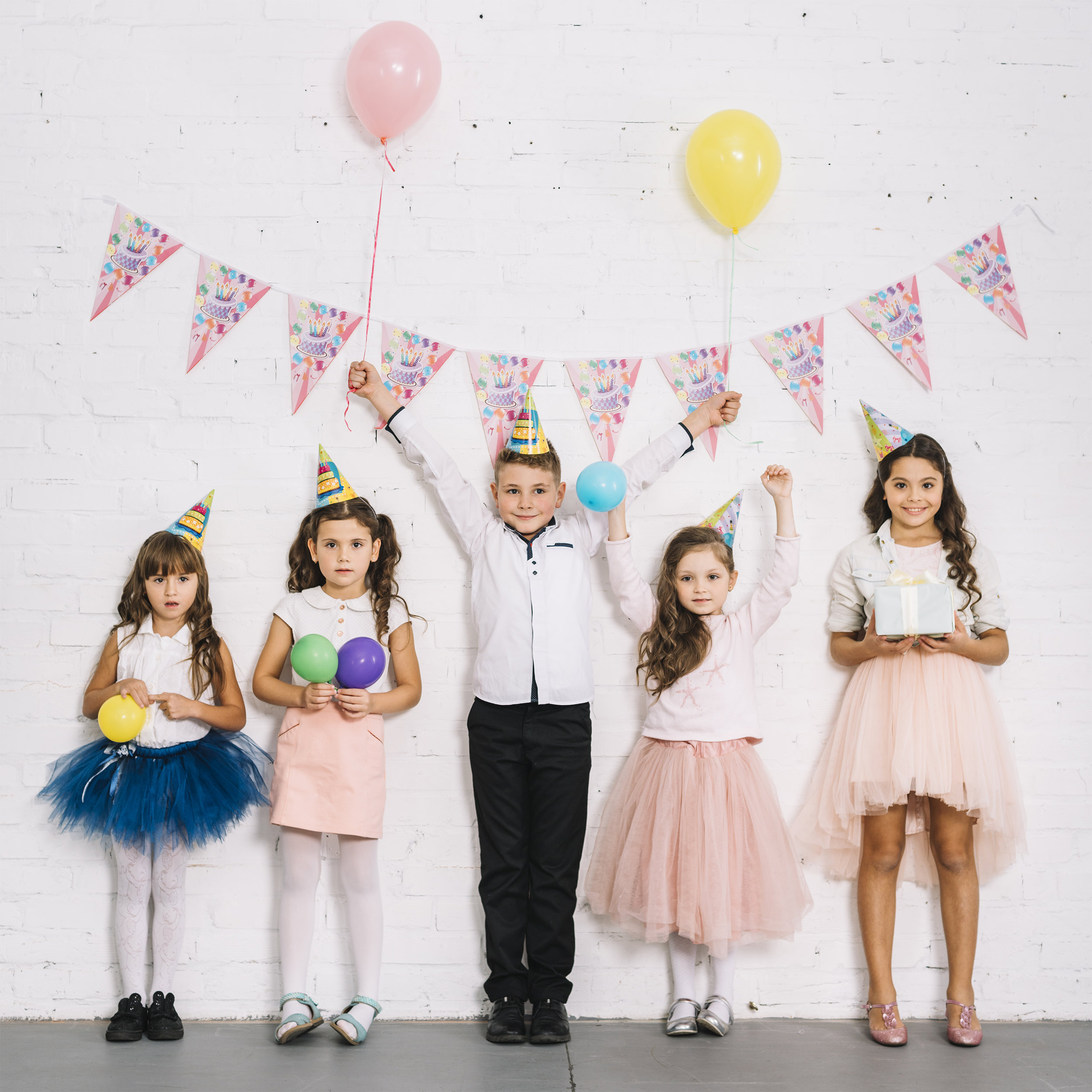 Anniversaire pour enfants avec ballons et chapeaux de fête au Mas La Solarie dans les Cévennes