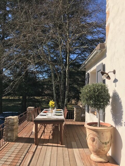 Table dress&eacute;e sur la terrasse du Mas La Solarie avec vue sur la nature des C&eacute;vennes
