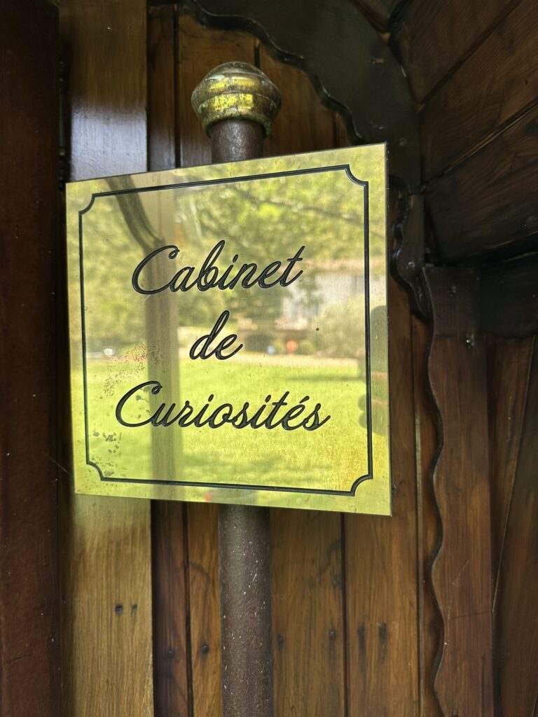 Plaque dor&eacute;e Cabinet de Curiosit&eacute;s au Mas La Solarie