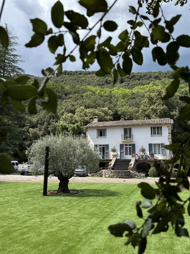 Vue du Mas La Solarie et de son parc avec olivier, lieu de mariage et r&eacute;ception dans les C&eacute;vennes