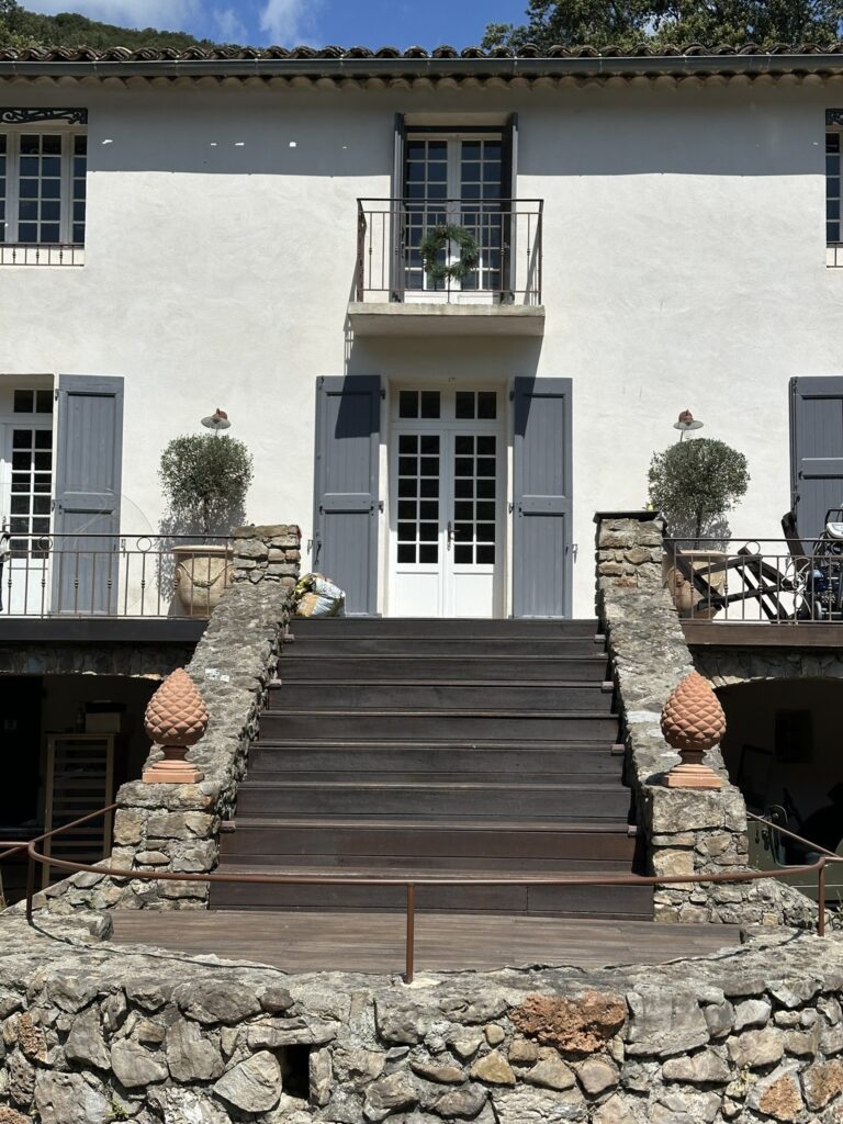 Escalier central en pierre et bois du Mas La Solarie menant &agrave; la terrasse