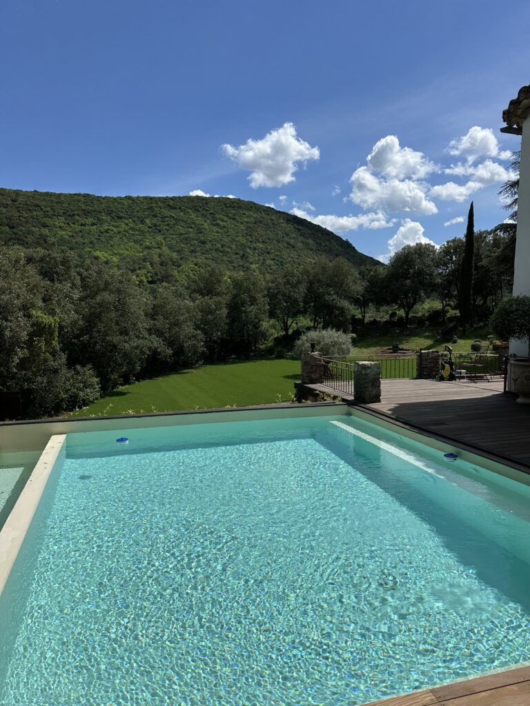 Piscine &agrave; d&eacute;bordement du Mas La Solarie avec vue panoramique sur les collines des C&eacute;vennes