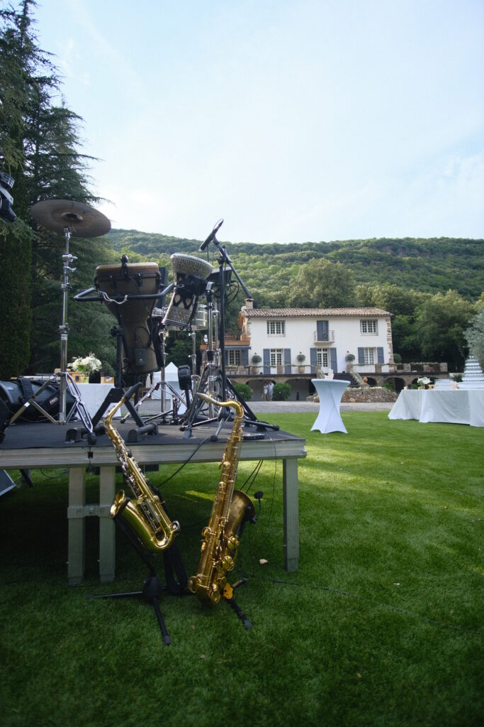 Sc&egrave;ne musicale avec saxophones et percussions install&eacute;s en ext&eacute;rieur pour une r&eacute;ception de mariage au Mas La Solarie dans les C&eacute;vennes.