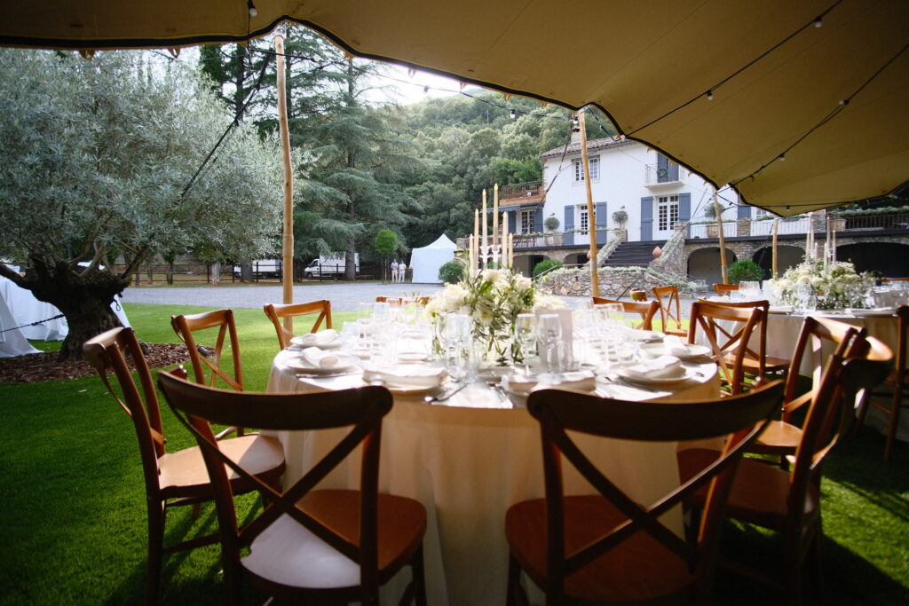Table de mariage dress&eacute;e avec chandeliers et d&eacute;cor floral au Mas La Solarie, lieu de r&eacute;ception en plein air dans les C&eacute;vennes.