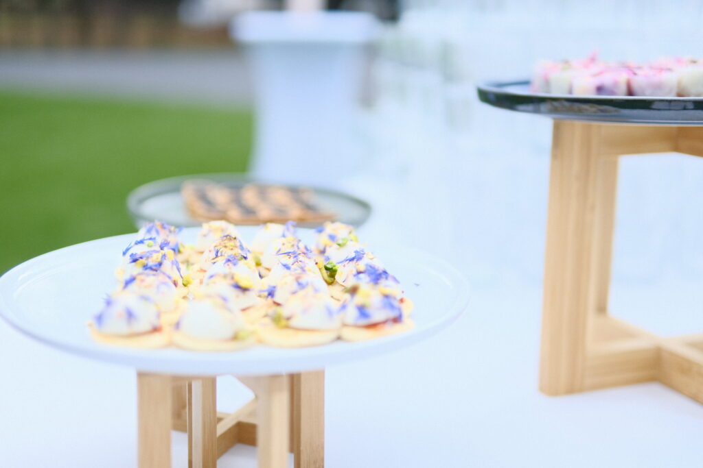 Plateau d&rsquo;amuse-bouches raffin&eacute;s d&eacute;cor&eacute;s de fleurs comestibles lors d&rsquo;un cocktail de mariage au Mas La Solarie en C&eacute;vennes
