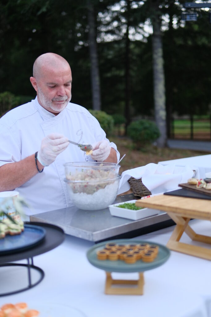 Chef traiteur pr&eacute;parant des bouch&eacute;es gastronomiques pour un mariage au Mas La Solarie, lieu de r&eacute;ception dans les C&eacute;vennes.