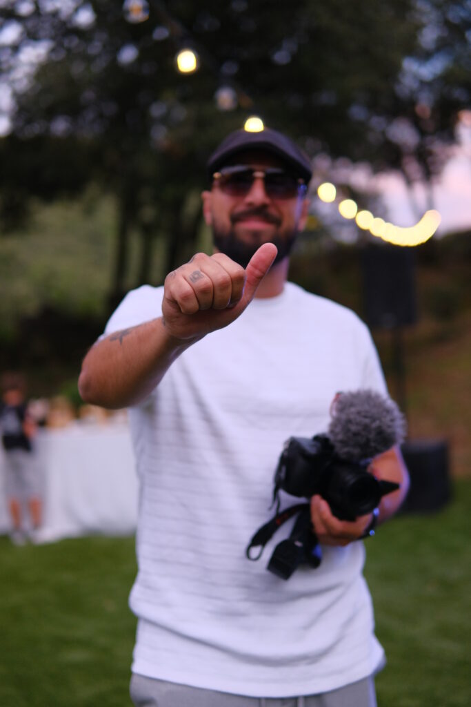 Photographe souriant avec appareil photo pr&ecirc;t &agrave; immortaliser un mariage au Mas La Solarie, lieu de r&eacute;ception dans les C&eacute;vennes proche d&rsquo;Anduze.