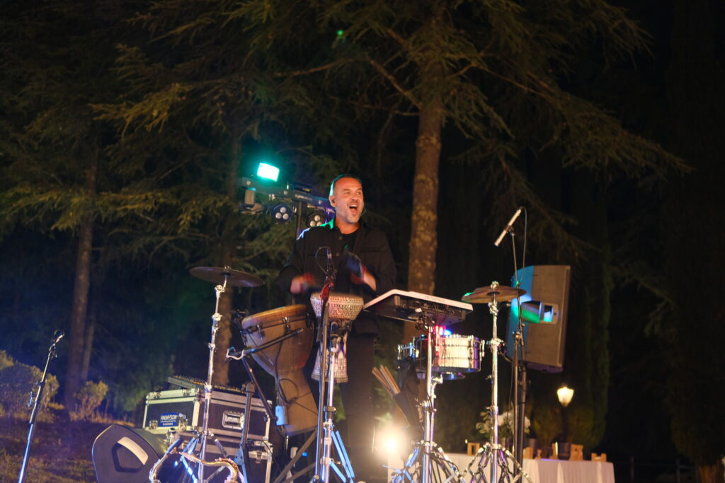 Percussionniste jouant en live lors d&rsquo;une soir&eacute;e de mariage au Mas La Solarie en C&eacute;vennes, ambiance musicale et festive