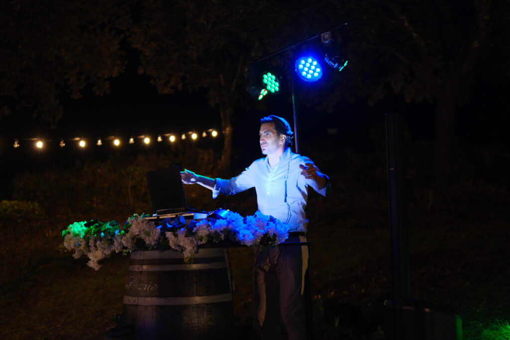 DJ en pleine animation musicale lors d&rsquo;un mariage au Mas La Solarie en C&eacute;vennes, ambiance festive et conviviale