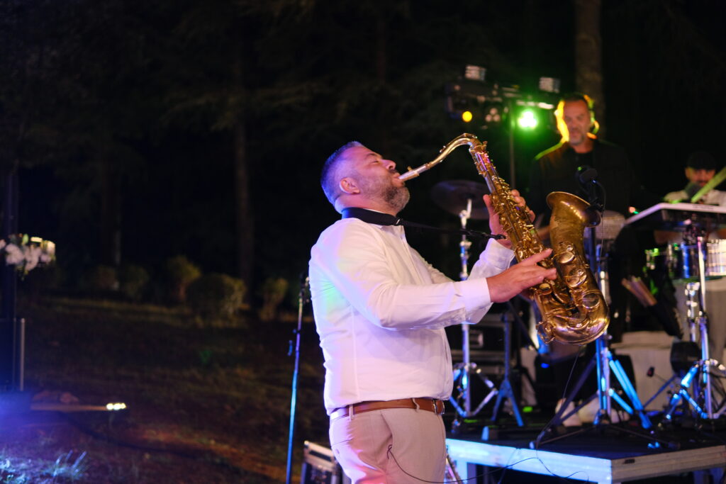 saxophoniste jouant en live lors d&rsquo;une soir&eacute;e de mariage au Mas La Solarie &agrave; Anduze dans les C&eacute;vennes
