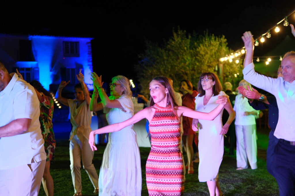 Invit&eacute;s en train de danser lors d&rsquo;une soir&eacute;e au Mas La Solarie, lieu de mariage et de r&eacute;ception dans les C&eacute;vennes, proche d&rsquo;Anduze, avec ambiance conviviale et festive.