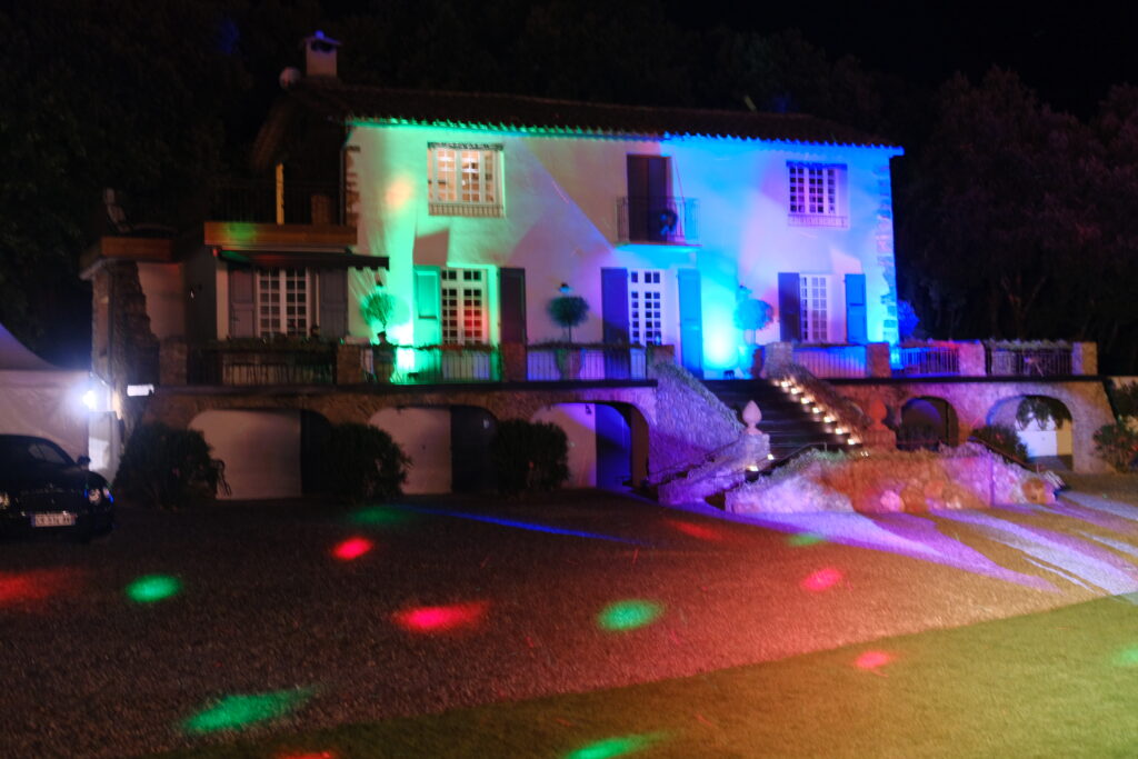 Fa&ccedil;ade du Mas La Solarie illumin&eacute;e de lumi&egrave;res color&eacute;es lors d&rsquo;un mariage en C&eacute;vennes