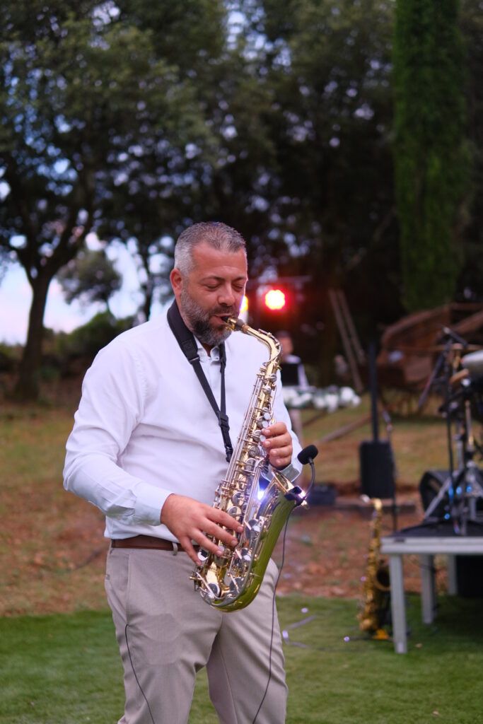 saxophoniste jouant en plein air lors d&rsquo;une r&eacute;ception au Mas La Solarie, lieu de mariage et r&eacute;ception &agrave; Anduze dans les C&eacute;vennes