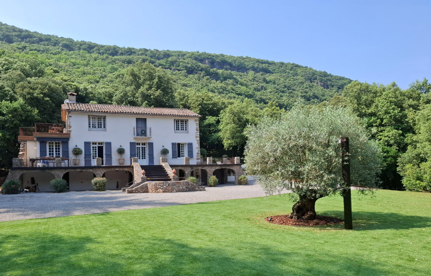 Mas La Solarie – Propriété de mariage Cévennes Bâtisse du Mas La Solarie entourée de verdure, lieu de mariage et réception dans les Cévennes