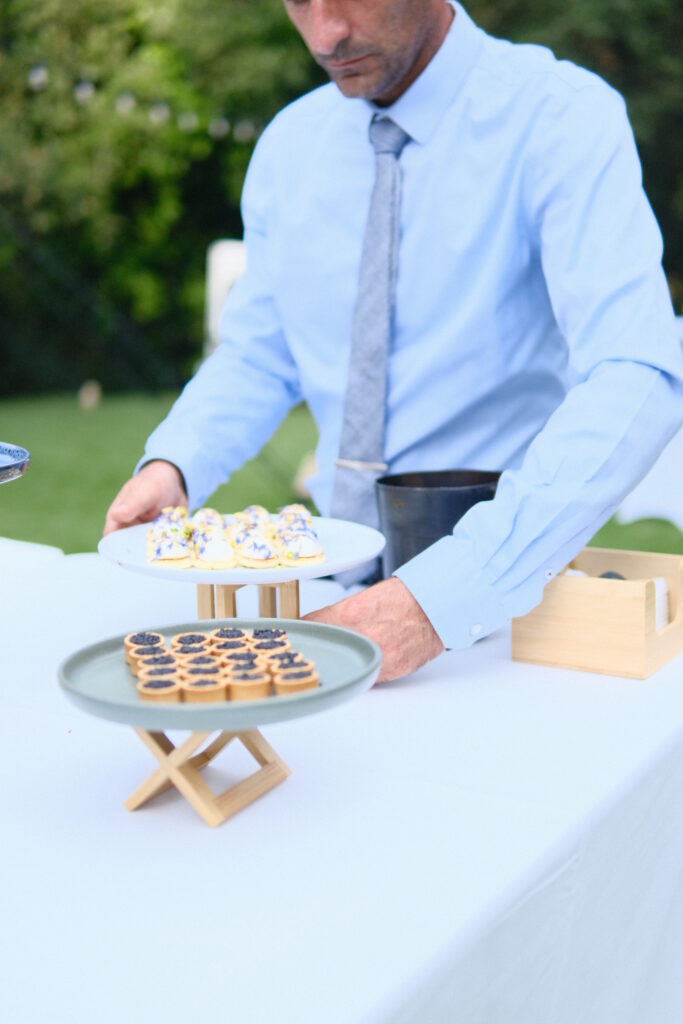 Service traiteur proposant des bouch&eacute;es gastronomiques pour un mariage au Mas La Solarie, lieu de r&eacute;ception dans les C&eacute;vennes.